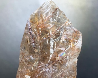 Ejemplar de cristal de cuarzo rojo natural con inclusiones de rutilo procedente de la mina Skardu, Pakistán. 64 gramos.
