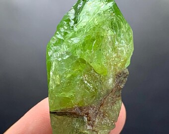 ペリドット原石結晶標本：天然グリーン宝石、スパット鉱山産（18グラム