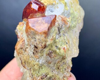 スカルドゥ鉱山鉱物標本、母岩上のオレンジガーネット結晶クラスター
