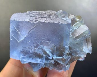 Cristal de fluorita fantasma púrpura: espécimen mineral en bruto, mina de Baluchistán (88 gramos)