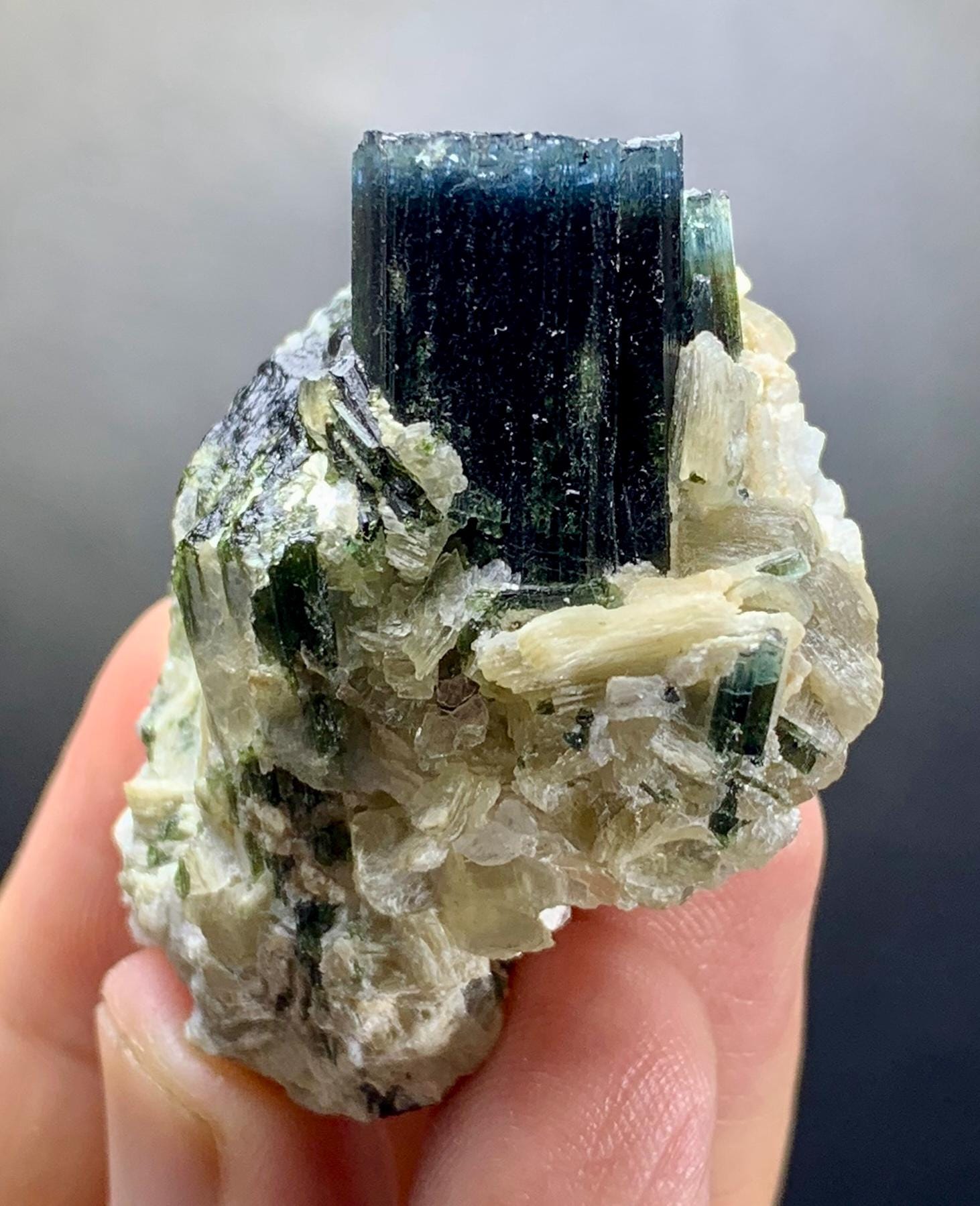 アフガニスタン鉱山産天然ブルートルマリン結晶標本。39グラム - Etsy 日本