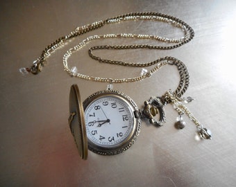 Collar de reloj de bolsillo, elegancia del viejo mundo, lados detallados en latón envejecido y plata, reloj abierto pop, cristales vintage, boho, recuerdo.