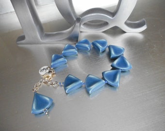 Pulsera Lucite azul polvoriento, cuentas vintage, Art Déco, plata y mezclilla, cuentas triangulares, única en su tipo, hermosa pieza de declaración, ajustable.