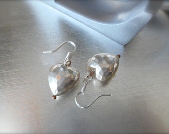 Pendientes de corazón de plata, corazones hinchados de metal vintage, plata martillada, plata pátina, cobre antiguo, regalo de amor, boho, moderno.