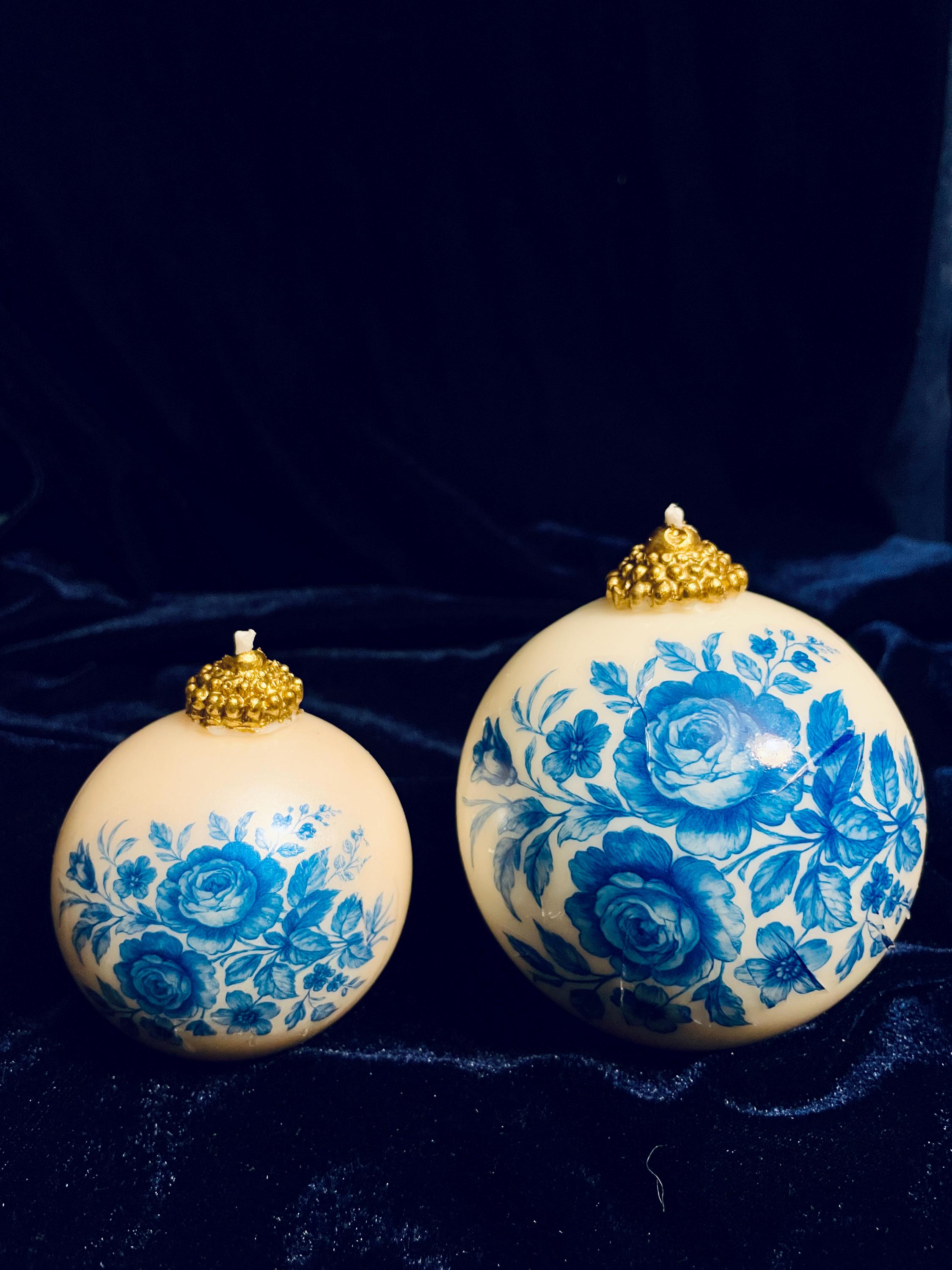 ヴィンテージブルーの花柄とゴールドトップのオーナメントオーナメント