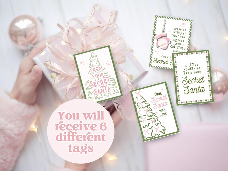 以下が含まれることがあります： 秘密のサンタギフトタグのコレクション。お祝いのデザインです。「From Your Secret Santa」や「Your Secret Santa Was Here」などのテキストが表示されます。画像には、包装されたギフトと装飾要素が含まれています。