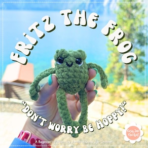 Puede incluir: Una rana verde hecha a mano con ojos negros y una boca sonriente. El texto "FRITZ THE FROG" y "DON'T WORRY BE HOPPY!" se muestran en una fuente lúdica. La rana es un patrón de ganchillo para principiantes.