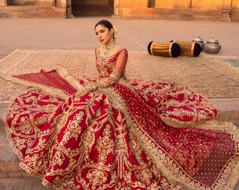 赤い刺繍のレヘンガ・チョリ：パキスタンのブライダル披露宴