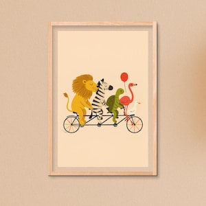 以下が含まれることがあります： ライオン、シマウマ、カメ、フラミンゴ、ガチョウがタンデム自転車に乗っている、気まぐれなイラストが描かれた額入りのアートプリント。 動物たちはクリーム色の背景に明るい色で描かれており、赤い風船が浮かんでいます。