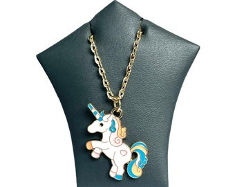 Uroczy naszyjnik z jednorożcem – zawieszka z emalii na lekkim, pozłacanym łańcuszku