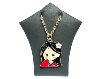 Naszyjnik inspirowany księżniczką Mulan – zawieszka z emalii na lekkim, pozłacanym łańcuszku