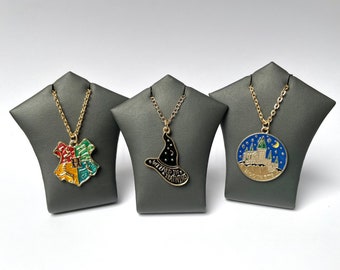 Collares con dije de mago: colgante de esmalte con cadena bañada en oro claro
