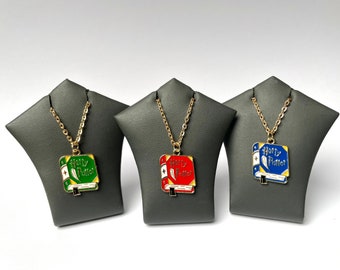 Collar con dije de libro de hechizos de mago: colgante de esmalte con cadena bañada en oro claro