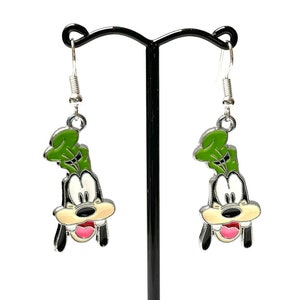 Pendientes colgantes de esmalte hipoalergénicos bañados en plata con dibujos de Goofy