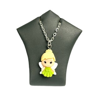 Collar de hada Campanilla inspirado en Peter Pan: colgante de resina con cadena plateada