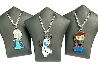 Naszyjnik z lodową księżniczką i bałwanem – zawieszka z emalii na srebrzonym łańcuszku i kółku do kluczy