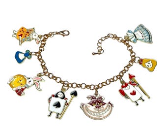 Bransoletka z regulowanymi zawieszkami inspirowana Alicją w Krainie Czarów, pozłacana, w torebce prezentowej z organzy