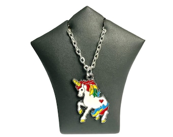 Uroczy naszyjnik z jednorożcem – zawieszka z emalii na jasnym, posrebrzanym łańcuszku