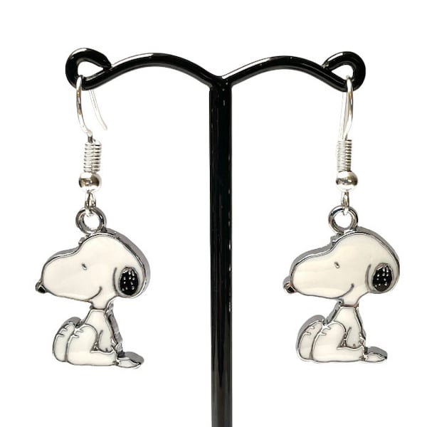 Versilberte, hypoallergene, baumelnde Emaille-Ohrringe mit Cartoon-Hund Snoopy