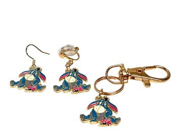 Złote lub pozłacane kolczyki wiszące/klips i brelok z motywem Kłapouchego