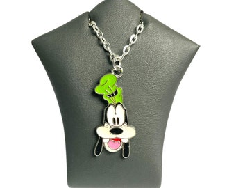 Naszyjnik z motywem Myszki Miki, Goofy – zawieszka z emalii na srebrzonym łańcuszku