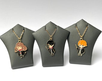 Collares con dije de mago: colgante de esmalte con cadena bañada en oro claro