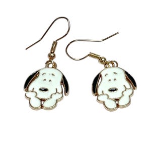 Pendientes colgantes de esmalte hipoalergénicos chapados en oro con forma de perro de dibujos animados Snoopy