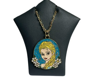 Naszyjnik Księżniczki Lodu – emaliowana zawieszka na lekkim, pozłacanym łańcuszku i breloku