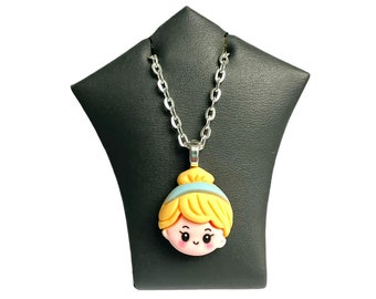 Naszyjnik inspirowany Kopciuszkiem – zawieszka z żywicy na jasnym, posrebrzanym łańcuszku