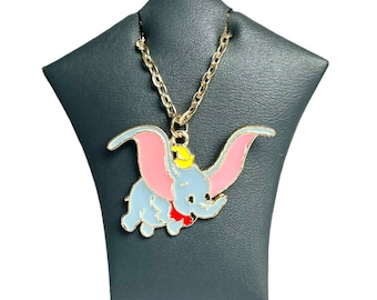 Uroczy naszyjnik z kreskówkowym słoniem Dumbo - zawieszka z emalii na pozłacanym łańcuszku i breloku