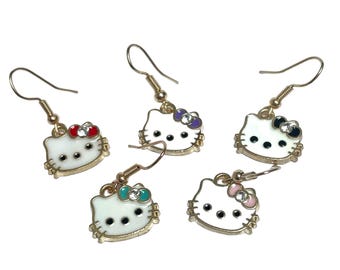 Urocze kolczyki Hello Kitty pozłacane hipoalergiczne wiszące z emalii