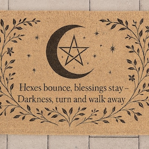 Puede incluir: Una alfombra rectangular con un fondo marrón claro. La alfombra presenta una luna creciente negra con una estrella, rodeada de estrellas y ramas florales. El texto dice: "Hexes bounce, blessings stay - Darkness, turn and walk away."