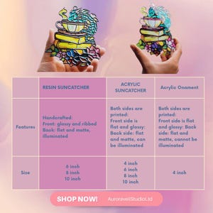 Op de afbeelding: Twee hars zonnevangers en een acryl ornament worden voor een lichtpaarse achtergrond gehouden. De zonnevangers en het ornament tonen een stapel boeken met een theekopje en een draak. De tekst op de afbeelding luidt "SHOP NOW!"