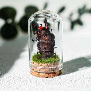 Castello mobile steampunk in miniatura in campana di vetro, decorazione fantasy da scrivania, diorama ispirato al Castello di Howl, regalo unico per collezionisti di anime