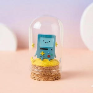 Figura de BMO de Hora de Aventuras en miniatura con cúpula de cristal, hecha a mano, de arcilla, con campana, decoración de escritorio kawaii para videojuegos, regalo para fans de Hora de Aventuras.