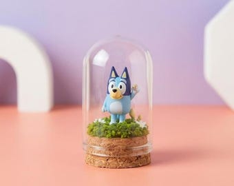 Figura de perro azul hecha a mano con cúpula de cristal y base de corcho / Miniatura de diorama con un adorable personaje de dibujos animados, regalo ideal para niños y fans.