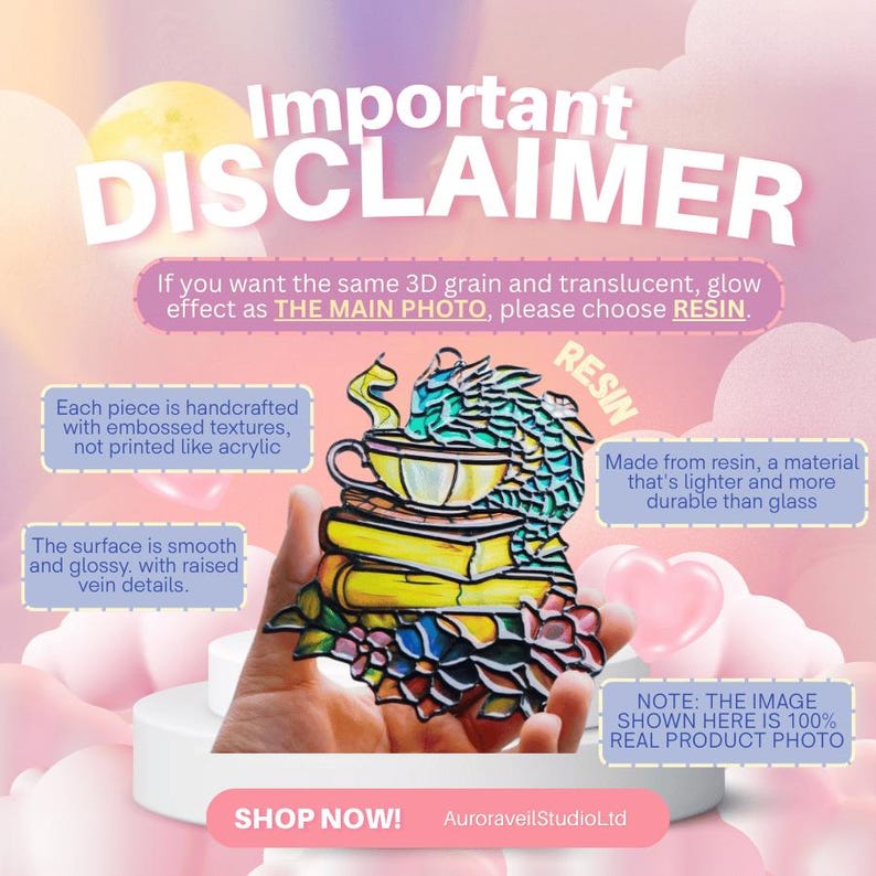 Op de afbeelding: Een kleurrijk harskunstwerk met een draak bovenop een stapel boeken en een kopje thee. De afbeelding bevat de tekst "Important DISCLAIMER" en "SHOP NOW!" Het stuk is handgemaakt met reli&euml;ftexturen en een glad, glanzend oppervlak.