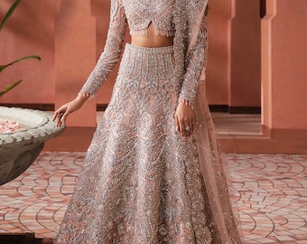 Lehenga Choli de diseñador pakistaní en color rosa melocotón / Traje de boda hecho a mano con intrincados detalles
