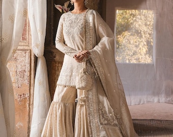 Conjunto Gharara paquistaní blanco / Sheesha Tilla Dupatta de seda Karandi bordada