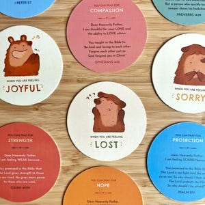 Orando por cómo nos sentimos - Juego de tarjetas de oración y emociones (10 tarjetas para aprender emociones con una bolsa reutilizable con cordón)