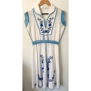 Vintage 70s Boho White & Blue Floral Embroidered Peasant Dress Size M Hippy Folk