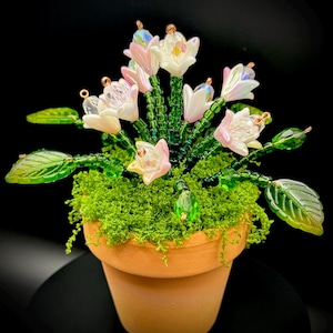 Planta con flores adornada con cuentas: Atrapasoles de maceta de terracota