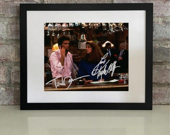 ¡Salud! Kirstie Alley, Ted Danson, Rebecca Sam. Póster fotográfico reimpreso de 8x10 pulgadas con firmas y autógrafos de la legendaria serie de comedia.
