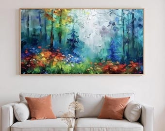 Puede incluir: Pintura abstracta de un paisaje forestal en un marco de madera. La obra presenta una escena forestal vibrante con una mezcla de colores, incluyendo azules, verdes, amarillos y rojos. La pintura se exhibe sobre un sofá blanco con cojines naranjas.