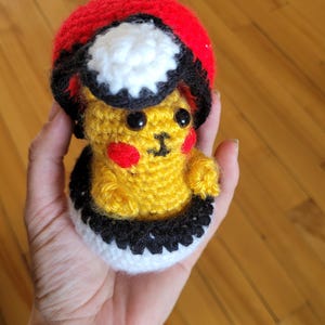 Pokeball au crochet fait main - Pikachu évolue en Raichu - Réalisé sur commande