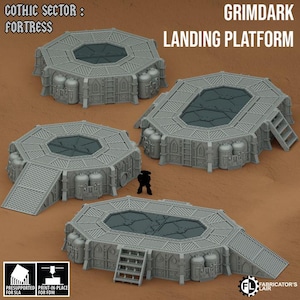 Puede incluir: Cuatro plataformas de aterrizaje Grimdark grises con el texto "Gothic Sector: Fortress" y "Grimdark Landing Platform". Cada plataforma tiene un área central empotrada, paredes detalladas y varios puntos de acceso, incluyendo escaleras y rampas. Diseñado para juegos de mesa.