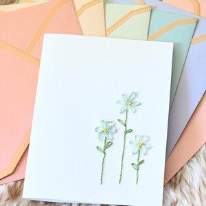 Cartão bordado artesanal com delicadas flores azuis (em branco por dentro)