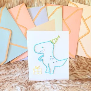 Cartão bordado artesanal fofo de dinossauro T-rex para festa (em branco por dentro)