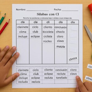Puede incluir: Una hoja de trabajo en español titulada "Sílabas con Cl" para clasificar sílabas. La imagen muestra una cuadrícula, palabras recortadas, una barra de pegamento, tijeras y lápices. También se ven las manos de un niño.