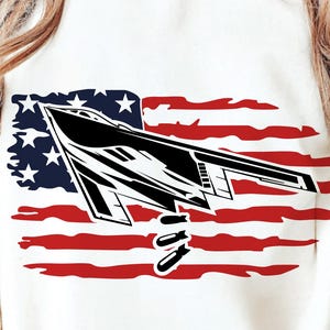 Clipart di un aereo militare in formato SVG con bombardiere B-2, vettore di un jet stealth, design di un aereo con bandiera americana per magliette, tazze, decalcomanie, SVG PNG con bombardiere B2 Spirit
